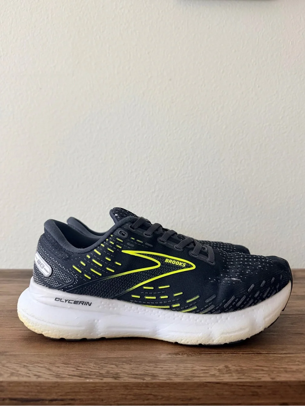 Brooks Women’s Glycerin 20 in Ebony/Nightlife/White (Size: 9-B) Great Condition